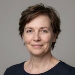 Портрет уверенного российского бизнесмена с дружелюбным взглядом на размытом нейтральном фоне для Tradetravel
